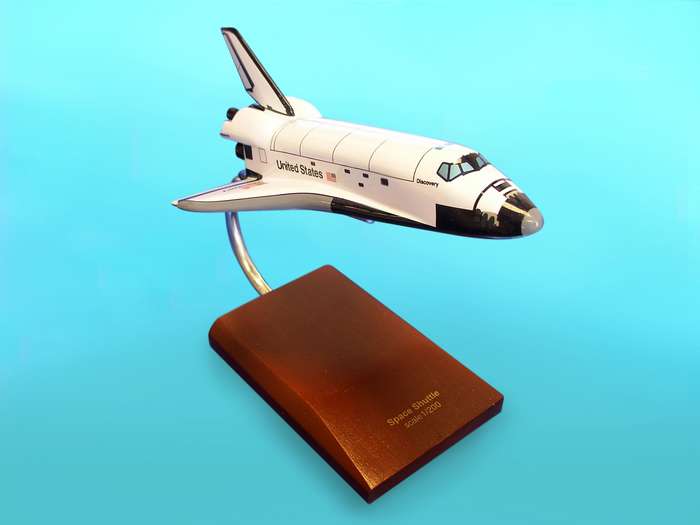 NASA - Space Shuttle Discovery - 1/200 Scale Plastic Model