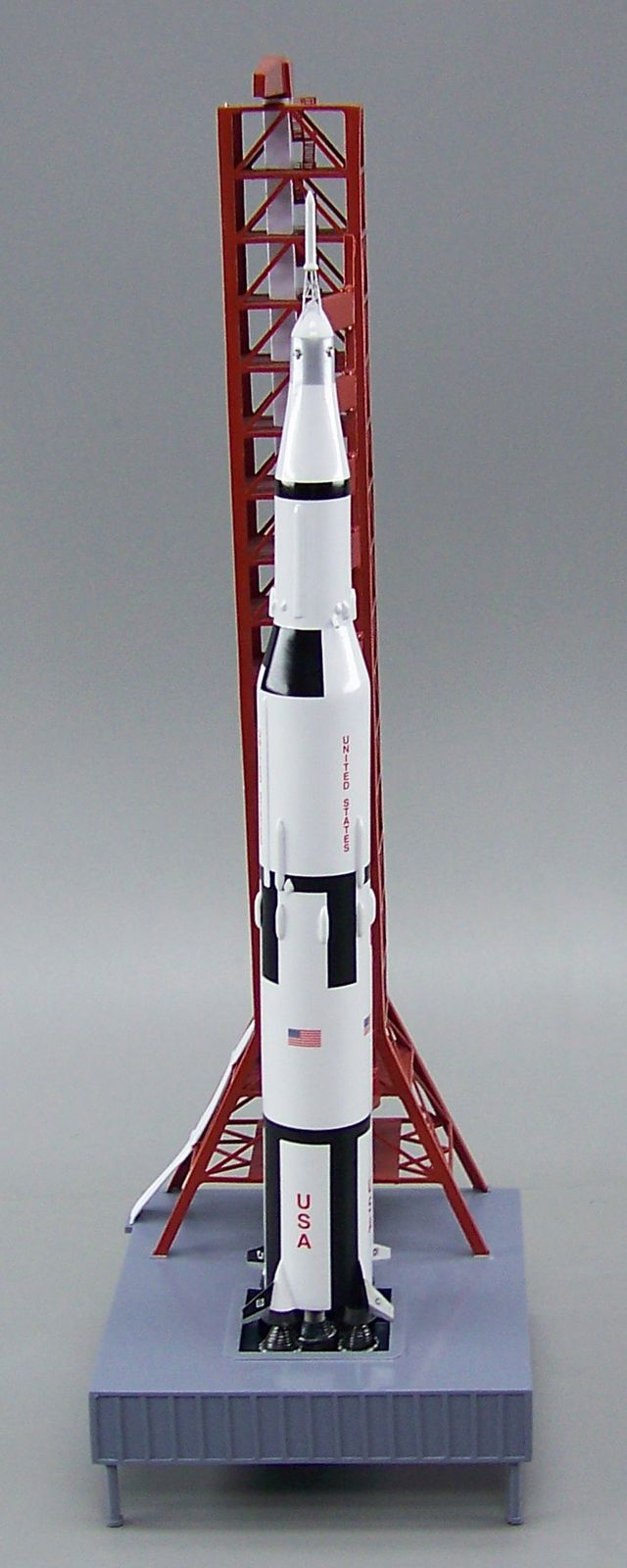 NASA - Apollo Saturn V Rocket on Tower Launch Pad - 1/200 Scale