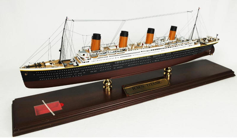 RMS Titanic Oceanliner - 1/350 Scale Mahogany Model