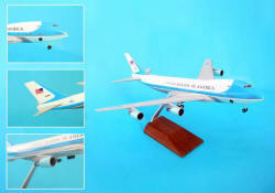 SKYMARKS - Air Force One - 747-200 - Solid Injection Snap-Fit - 1/200 Scale - with wood stand